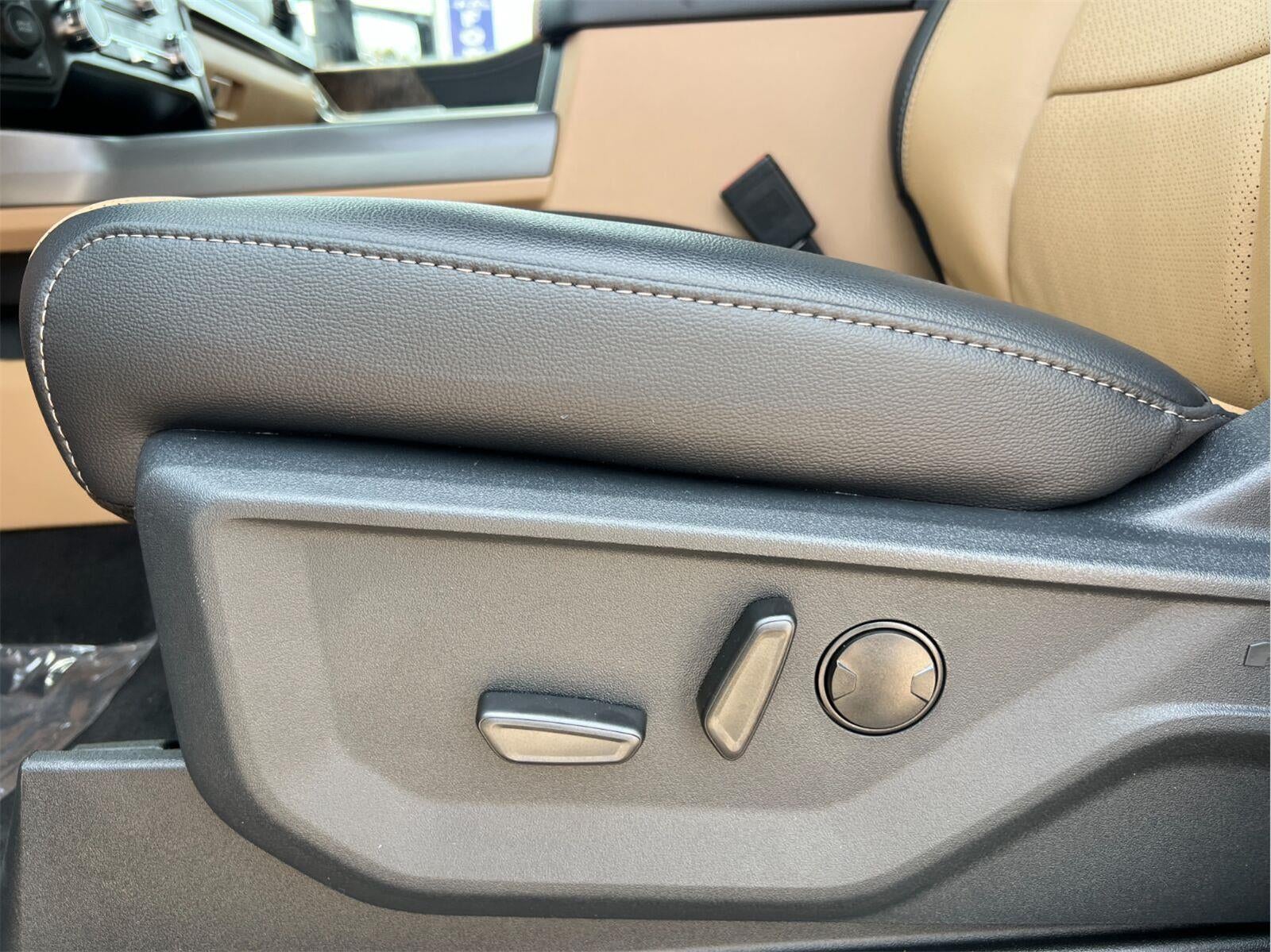 2026 Ford Super Duty F-350 DRW LARIAT