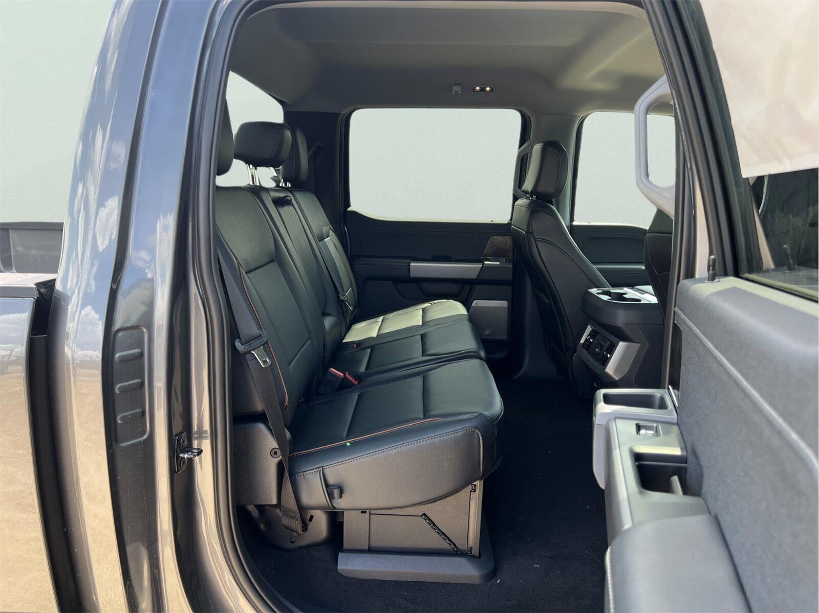 2026 Ford Super Duty F-350 Drw LARIAT